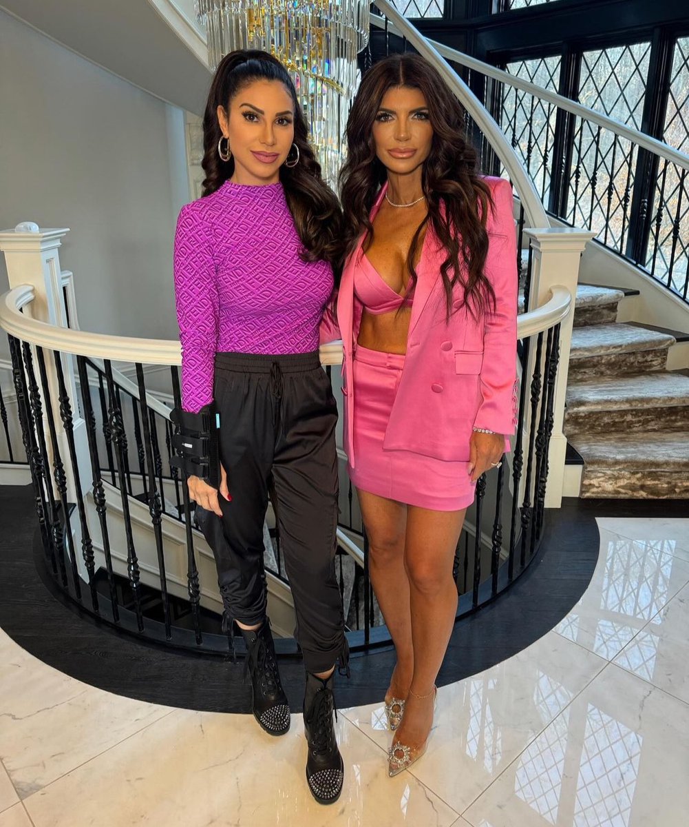 Okay_CharChar's tweet photo. #RHONJ #BROVO
Two FUCKING HYPOCRITES @Teresa_Giudice @JenniferAydin @Andy https://t.co/tq1OHHX1OZ