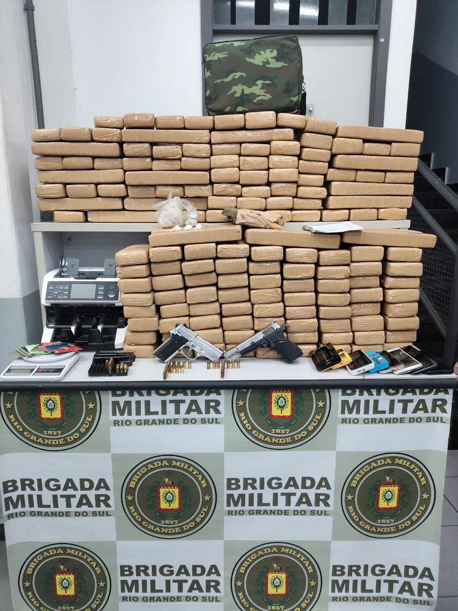 A BM prendeu dois homens e apreendeu 122 quilos de maconha e armas, na noite deste domingo (4/8), em Sapiranga. 
Além de drogas e armas, foram apreendidos cinco celulares, 23 cartões de crédito, quatro máquinas de cartão, uma balança de precisão e uma contadora de cédulas.
