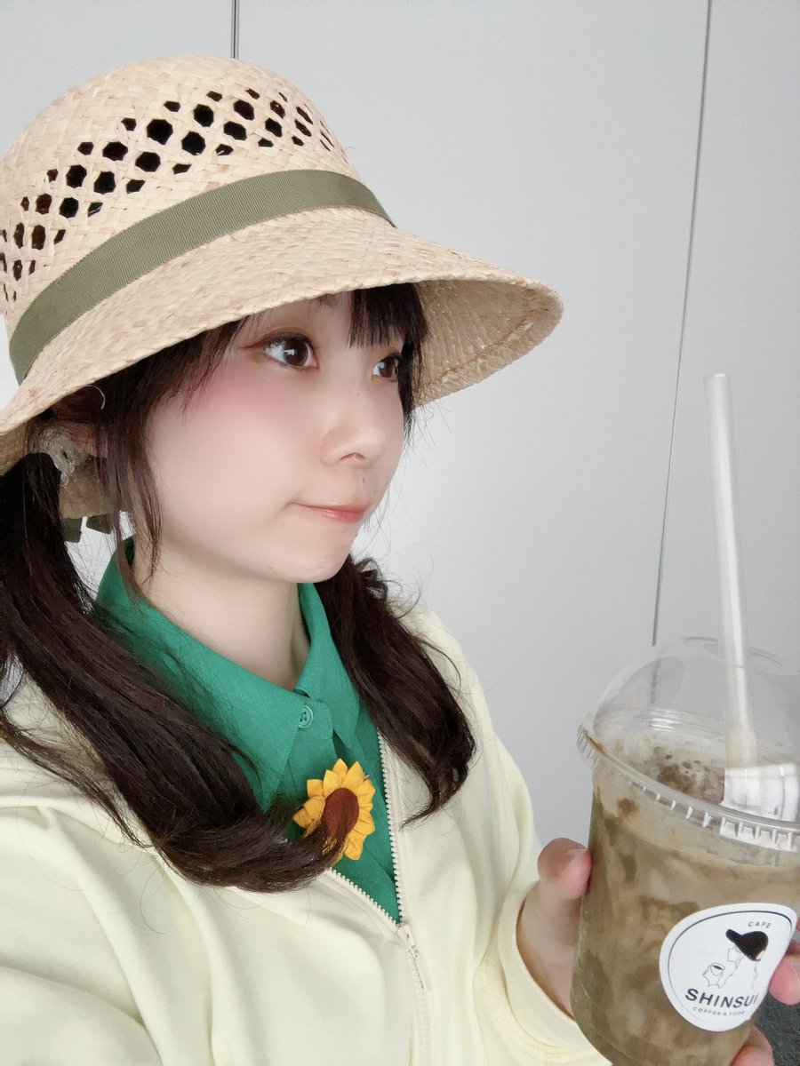 mako8tail's tweet photo. 昨日の六斎市は13時までだったので、午後は #ひとまちテラス さんの周りをぶらりしてました❣️
ほうじ茶のジェラペチーノをいただいたのです(◍˃̵͈̑ᴗ˂̵͈̑)🍹とってもほうじ茶が濃厚で美味しかったょ‼️
#SHINSUI さんのマークをイメージしてみたのにもはや向きから違うw
今日は夜お知らせがあるょ😚✨ https://t.co/Crs7G1sVFk