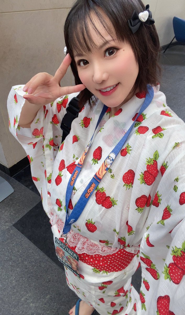 Shibukaho's tweet photo. How my chest was pressed under yukata today🍓

浴衣のために着物ブラつけたけど、脇こぼれ過ぎ案件。 https://t.co/I873Z5Jsye