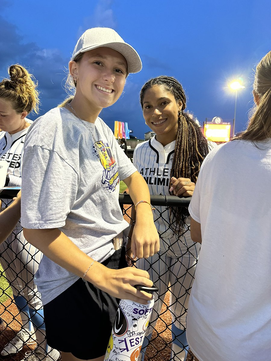 AJackson2026's tweet photo. Had a great time this weekend in Chicago with  @auprosoftball. Watched great softball, met the players and got my new favorite water bottle that the players signed for me 👍🏼🥎 https://t.co/MrVYjUrkVC
