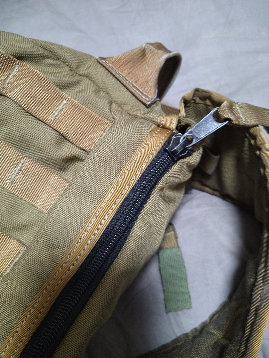 UsiIgai's tweet image. メインコンパートメントが止水ジッパーになっていたり、サイドポケット・ポーチのジッパーカバーが小型化されていたり…ベルトの仕様も微妙に変わっていますね。
#SOTECH
#GOBAG