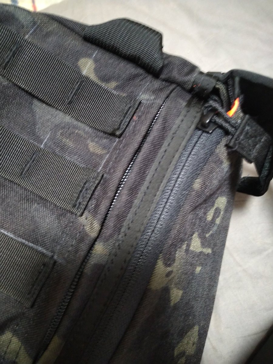 UsiIgai's tweet image. メインコンパートメントが止水ジッパーになっていたり、サイドポケット・ポーチのジッパーカバーが小型化されていたり…ベルトの仕様も微妙に変わっていますね。
#SOTECH
#GOBAG