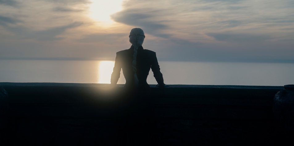 jowrotethis's tweet image. (Left) Rhaenyra filmed against wide open horizons and Alicent caged in by windows and pillars and screens all season. 

(Right) The flipped positions in #HouseOfTheDragon S2’s final moments.