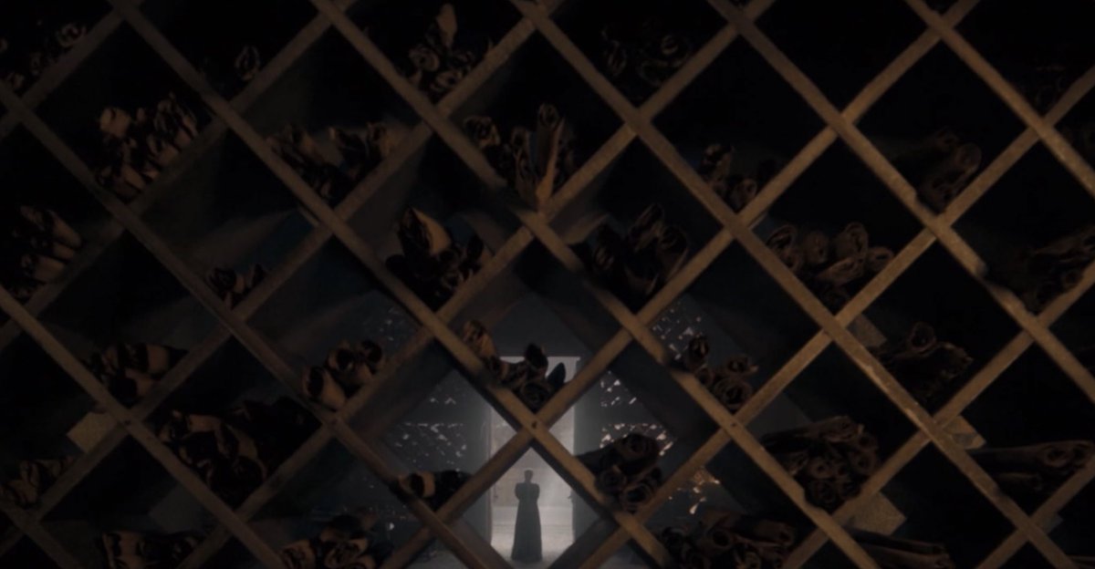 jowrotethis's tweet image. (Left) Rhaenyra filmed against wide open horizons and Alicent caged in by windows and pillars and screens all season. 

(Right) The flipped positions in #HouseOfTheDragon S2’s final moments.
