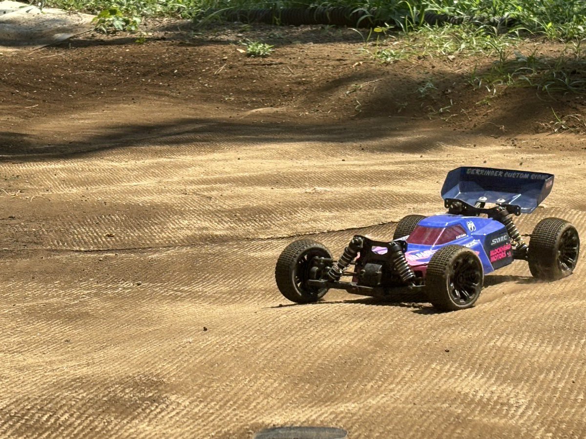 FTdai_rcbuggy's tweet photo. DK4よく走ります🙆🏻♂️
問題は操縦者の技術🥹
@matsubokkuri_16
まつさん、いつも写真ありがとうございます‼️🙆🏻♂️
#パインビーチ
#DK4 https://t.co/3zZNr8Tjs2