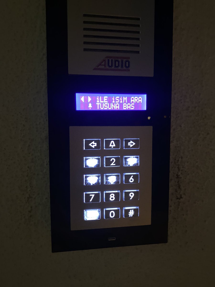 Aşırı güvenlikli apartman girişi