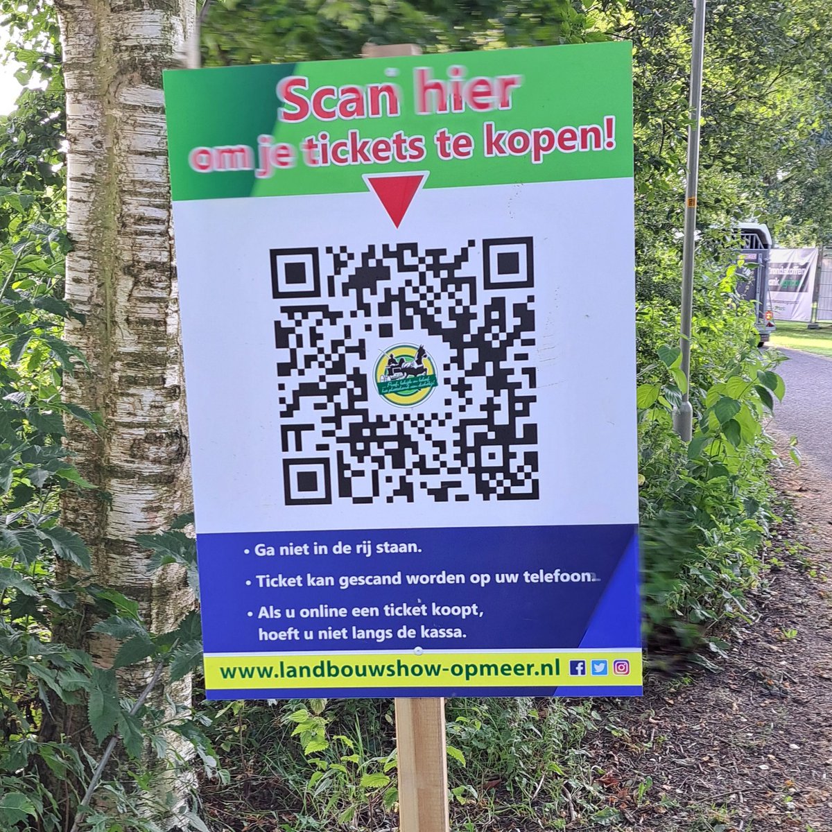 Voor de kassa staat dit bord. Scan de code en koop uw kaartje online. Dan hoef je niet in de rij te staan.