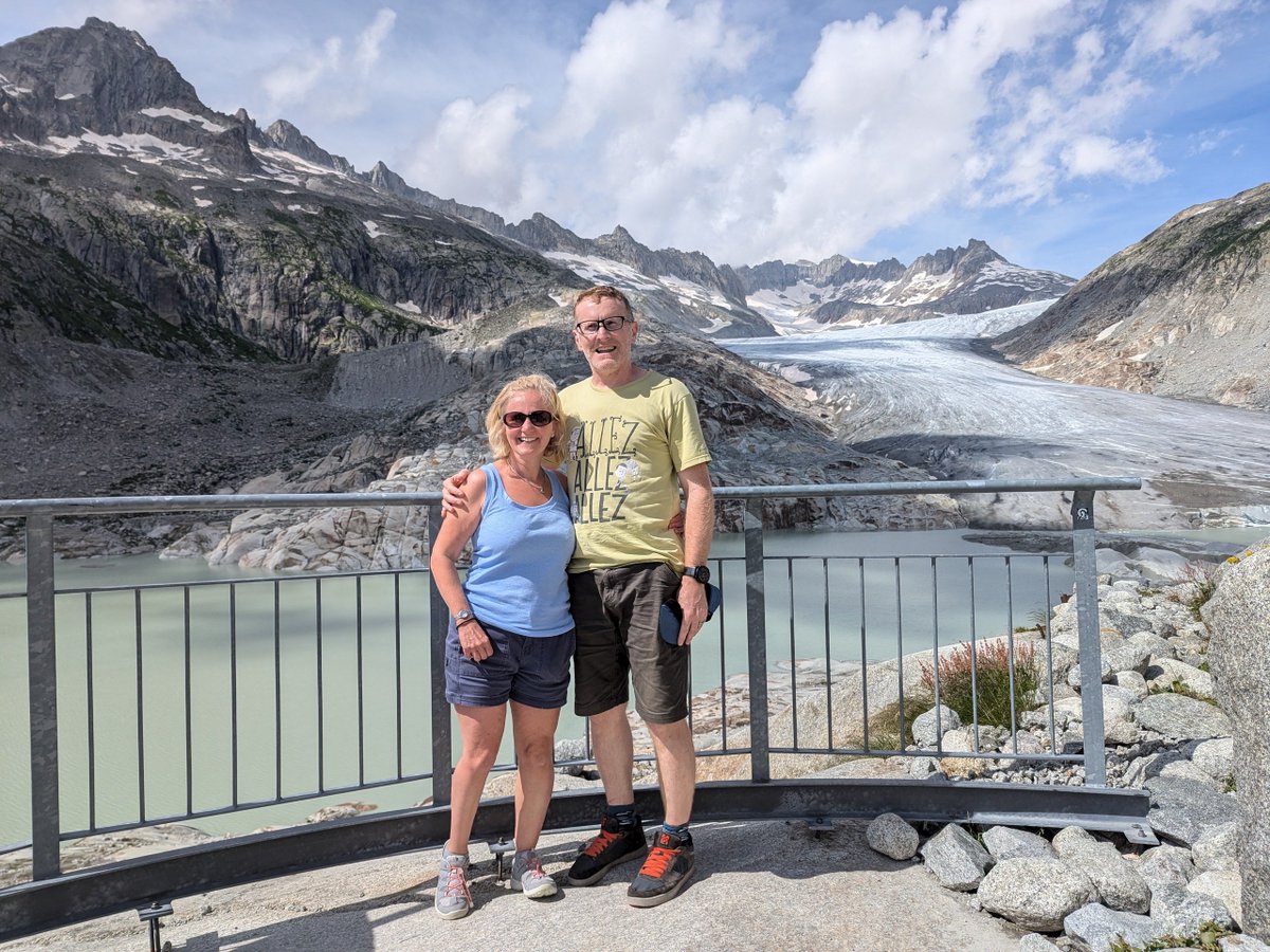 ActisAndres's tweet photo. Entre 2022/2023, Suiza perdió el 10% de sus glaciares. En 48 meses se derritió tanto hielo como entre 1960/1990.

@misterduncan se tomó la misma foto en el Glaciar del Ródano. La 1ª es de agosto de 2009. La 2ª, de ayer. 

La magnitud de la crisis climática en una imagen. https://t.co/hXuHHkczxa