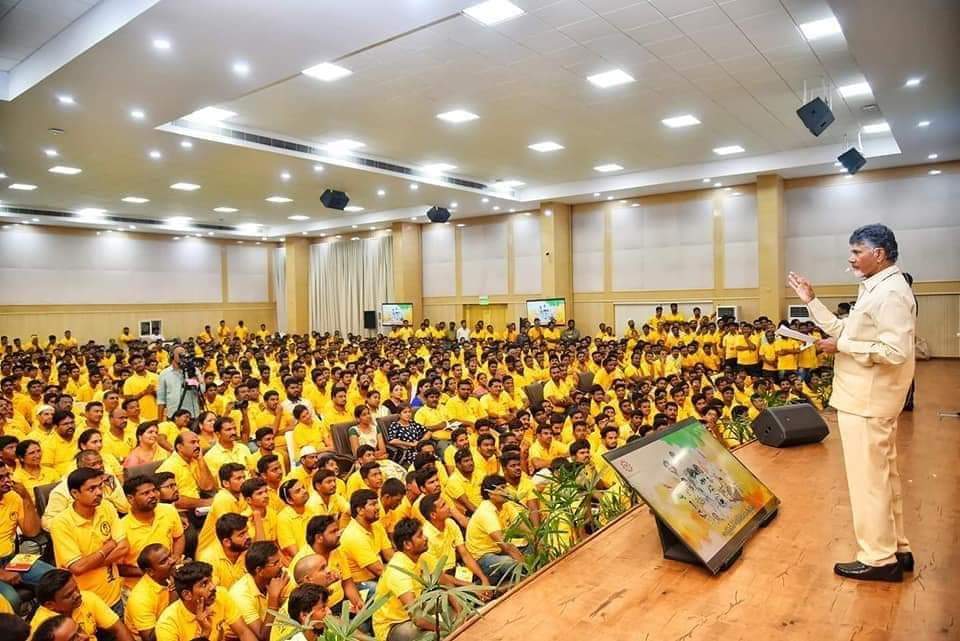 Dudekuladasta16's tweet image. #ప్రజావేదిక లో అప్పుడు జరిగిన ఈ మీటింగ్ లో నేను కూడా పాల్గొనటం చాలా సంతోషం... 
#oldmemories #CBNARMY