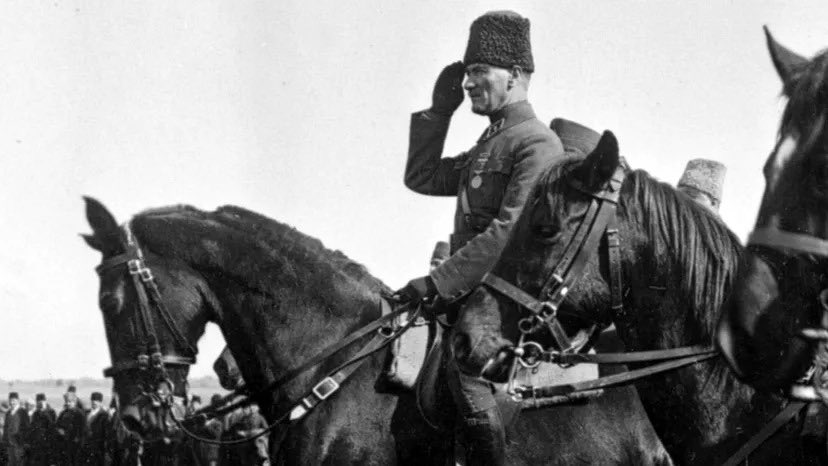 Ebedi Başkomutanımız. 

Türkiye Büyük Millet Meclisi tarafından Gazi Mustafa Kemal Atatürk'e Başkomutanlık unvanı verilmesinin 103. yılı kutlu olsun. 

Umutsuzluklar içinde umut yaratan, bizi zafere götüren Ata'mızı saygı ve minnetle anıyorum.