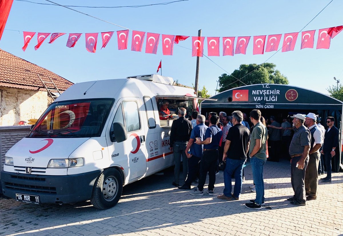 KizilayNevsehir's tweet photo. Kastamonu Narkotik Suçlarla Mücadelede görevliyken şüpheli şahsın ateş etmesi sonucu şehit düşen hemşehrimiz Polis Ahmet Şahan'ın naaşı baba ocağı olan Kozaklı’nın Abdi Köyüne defnedildi. Kızılay’ımız 1.000 kişilik yiyecek ve içeceği şehidimizin taziyesinde halkımıza ikram etti. https://t.co/081uLnClbl