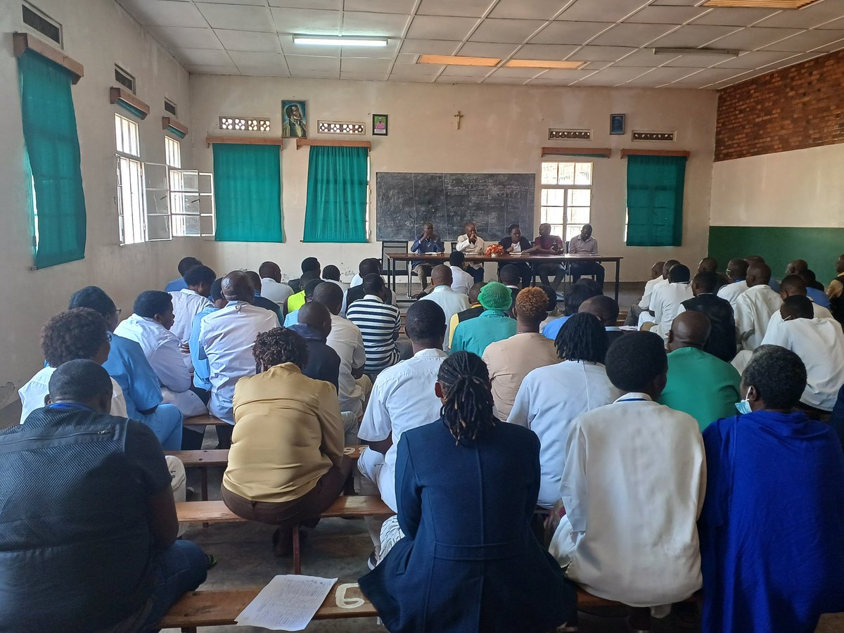 HospitalNemba's tweet photo. Uyu munsi Abayobozi muri @GakenkeDistrict bayobowe na Visi Meya ushinzwe Imibereho myiza y'abaturage, @UwamahoroThere1  bagiranye inama n'abakozi ba @HospitalNemba babibutsa kongera imbaraga muri gahunda zibafasha kuzamura urwego rwa serivisi no guhoza umuturage ku isongo. https://t.co/iaf9dRurH8