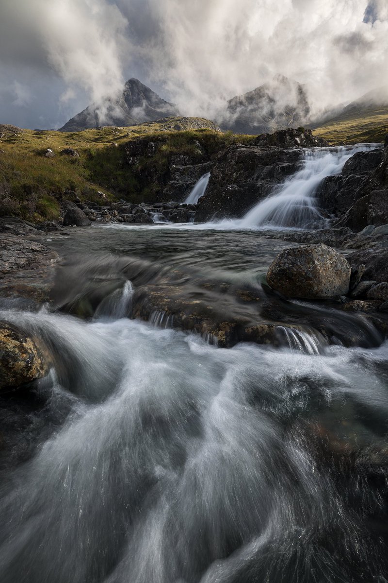 A brilliant afternoon down at Sligachan on Saturday, with a mixture of rain, sunshine and a couple of rainbows. Here the black Cuillin start to reveal themselves as the clouds break up. #fsprintmonday