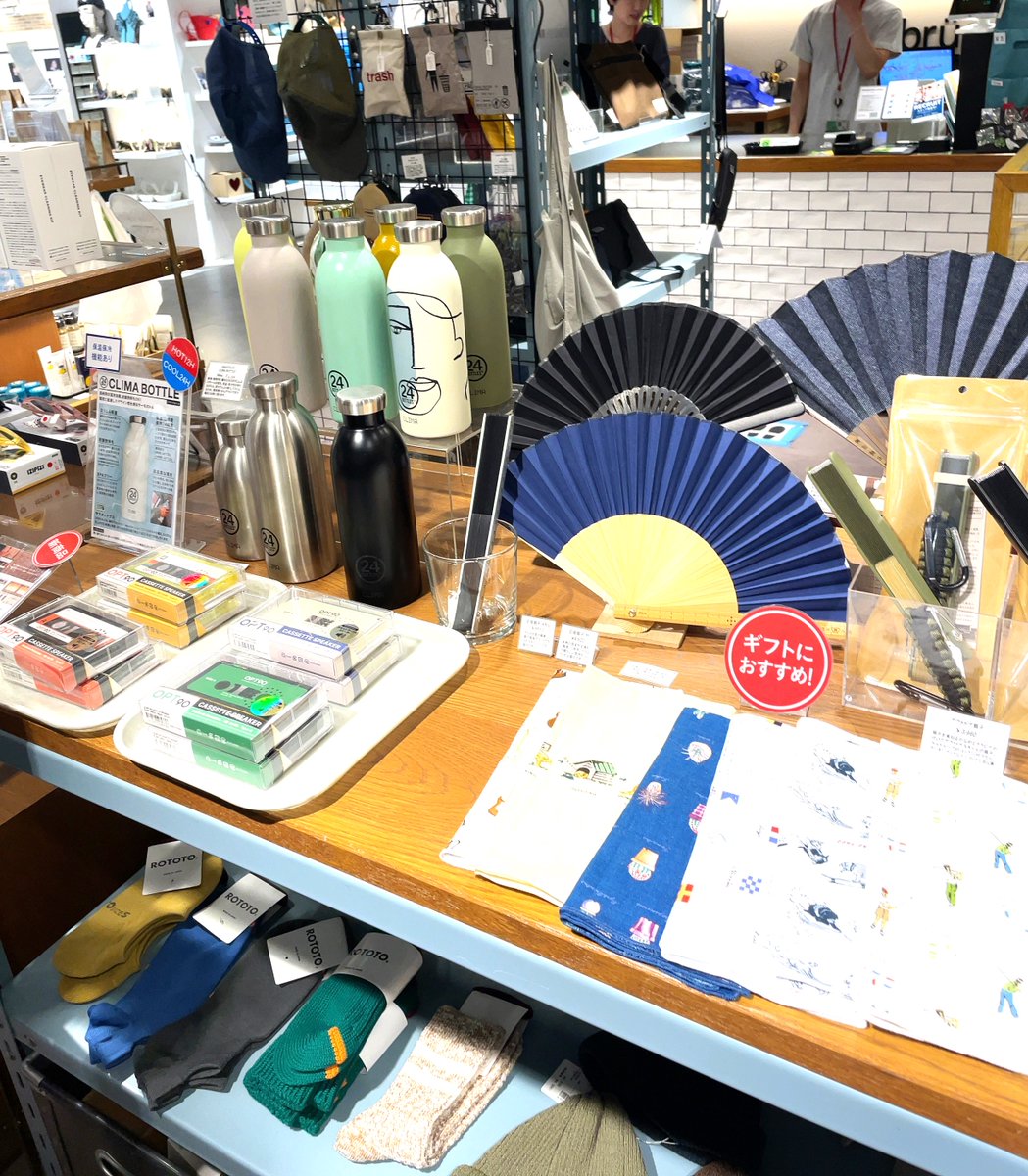 spacejoytter's tweet photo. 【24Bottles】こちらも夏の24Bottles のラインナップ！
丸の内地下南口改札入ってすぐ👆
ノイシュタット ブルーダーグランスタ店
無地のボトルを中心に、店内のメンズアイテムとかっこよくコーディネートされております✨
スポーツやジムなどのシーンにもどうぞ！
＃24BOTTLES #熱中症対策 https://t.co/BytUNB9TfV