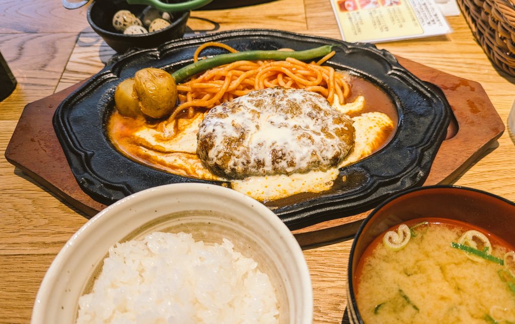 Hayabuta55's tweet photo. まるで”君の膵臓をたべたい”を彷彿とさせる店名で国道16号を走るたび気になってた「君のハンバーグを食べたい」に初めて行ってきました✨
ご飯は店内精米の羽釜炊きとの事で至高の炊き加減🍚
店名をなぞらえたチーズデミソースをかけた「君のハンバーグ」との相性も抜群で美味しかったです😋 https://t.co/bT8jwvJ2ku