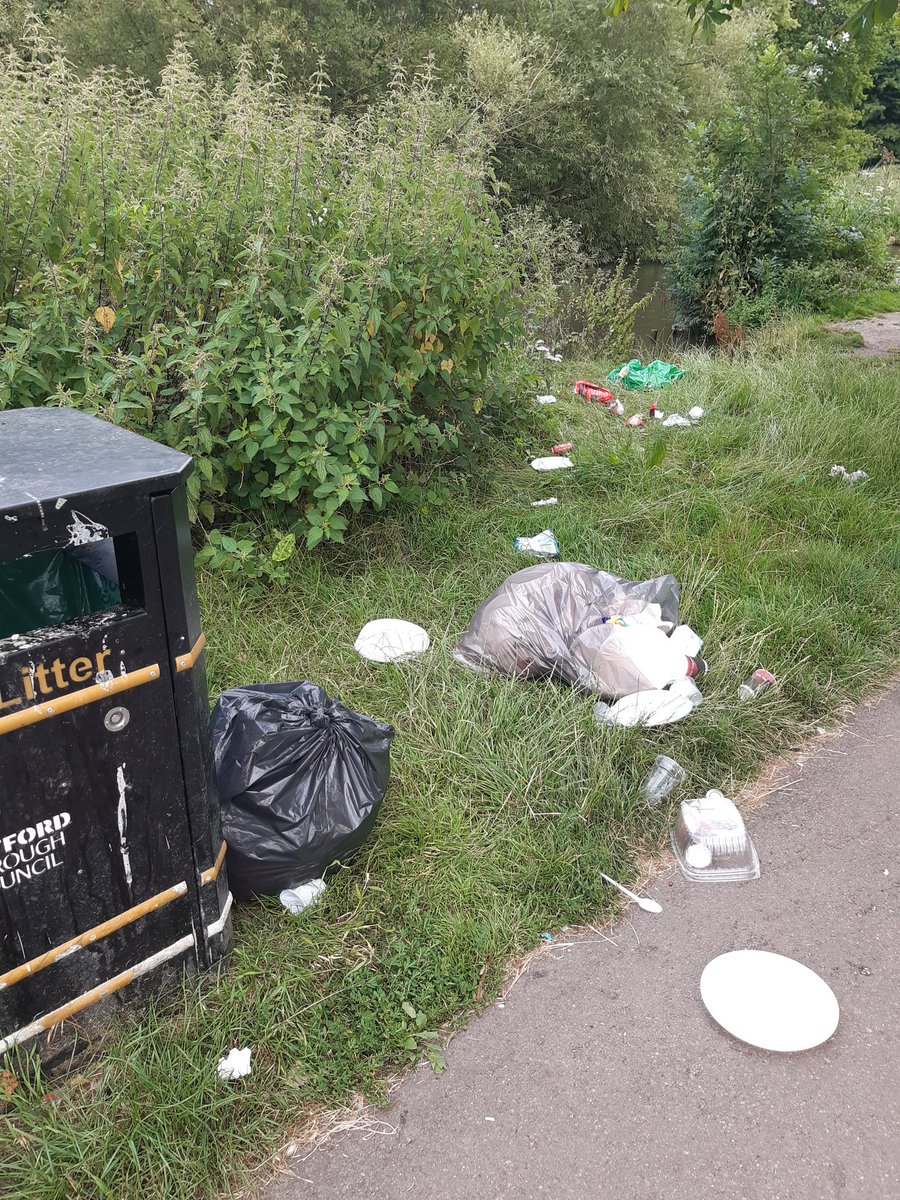 WendyACrowder's tweet photo. Another morning where the poor cassiobury park keepers have to pick up litter strewn across the park and blown into river. Most people bag up their rubbish but can't fit it in bins so leave by bin and animals have a party @Observer_Owl @WatfordCouncil @CassioburyFOCP https://t.co/VBnoWoByEh