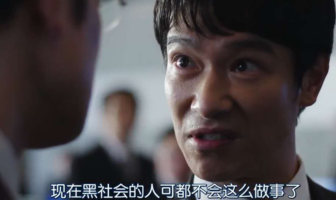 以往周期，中国力量主导的时候多好，牛市就是牛市，吃肉大家都有，牛市结束阴跌半年，账户还是赚的，最后深熊，回到解放前。现在不了，牛还是牛，喝汤都跟散户没关系了。先连砸一个月回到解放前，这回更夸张，一周又回解放前。肉骨头丢面前，头刚探出来还没来得及舔一口，就是一记闷棍。脑瓜子嗡嗡的。