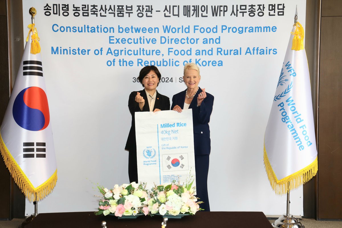 Cindy McCain (@wfpchief) on Twitter photo Inspired by the many dedicated humanitarians I met during a productive trip to the 🇰🇷 Republic of Korea – from <a href="/WFP/">World Food Programme</a>'s exceptional team to our steadfast partners in government and private sectors. Thank you for all that you do in our shared fight against hunger. Inspired by the many dedicated humanitarians I met during a productive trip to the 🇰🇷 Republic of Korea – from <a href="/WFP/">World Food Programme</a>'s exceptional team to our steadfast partners in government and private sectors. Thank you for all that you do in our shared fight against hunger.