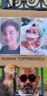 CerfiaFR's tweet image. 🇫🇷 FLASH | 5 personnes ont été placées en garde à vue après la mort de Numan Toprakoğlu, franco-turc de 19 ans, près de Mâcon. Il a été défiguré et battu à mort, vraisemblablement par des coups de machette.

Plus de 800 personnes se sont réunies pour lui rendre hommage hier.