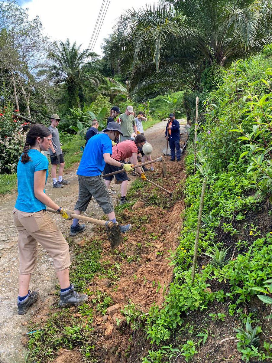 CampBorneo's tweet image. #TeamLunbawang digging, mixing, grafting at Camp Rumantai on a number of projects #CampsEffect #DoSomethingAmazing #CampsInt