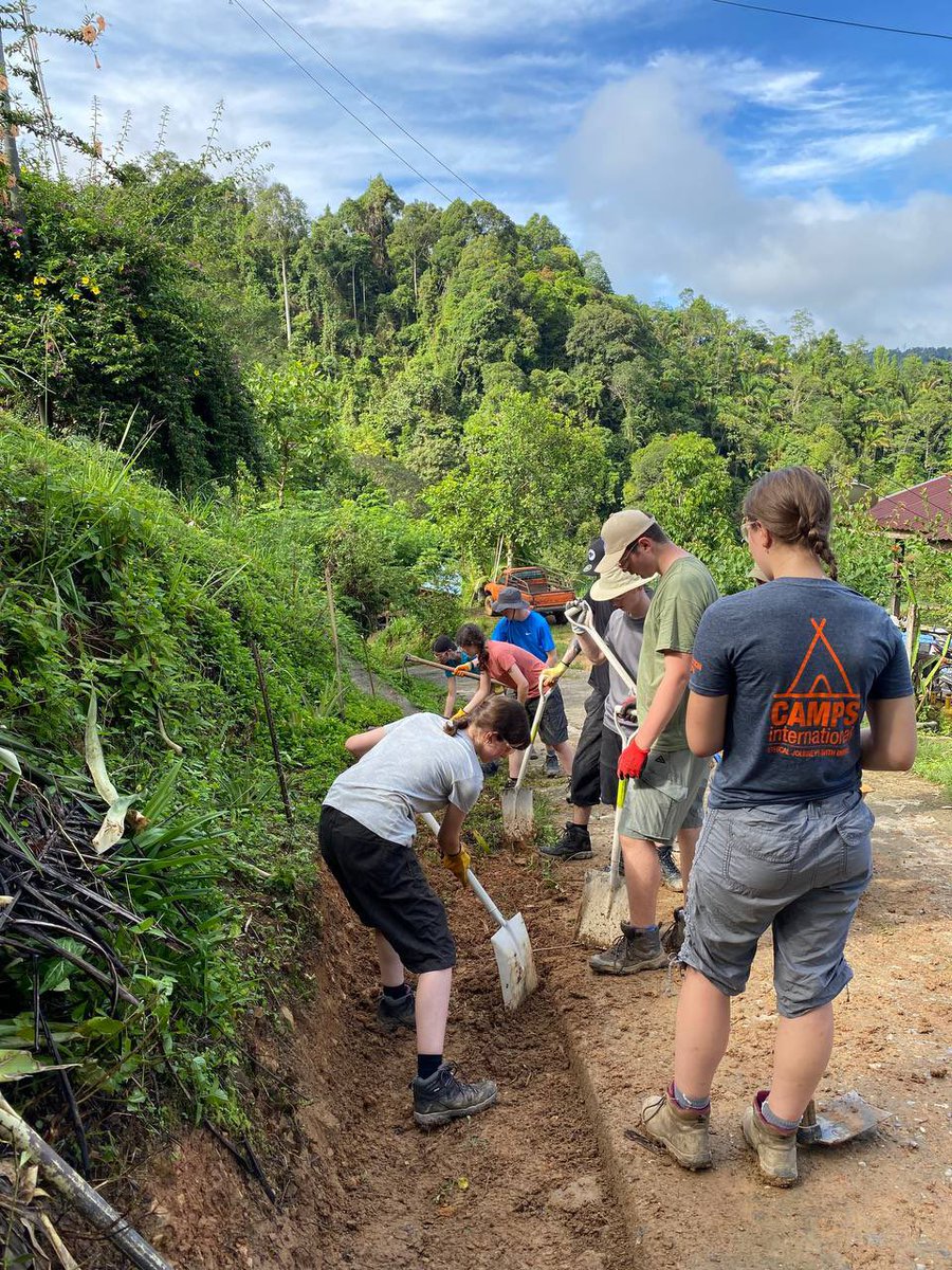 CampBorneo's tweet image. #TeamLunbawang digging, mixing, grafting at Camp Rumantai on a number of projects #CampsEffect #DoSomethingAmazing #CampsInt