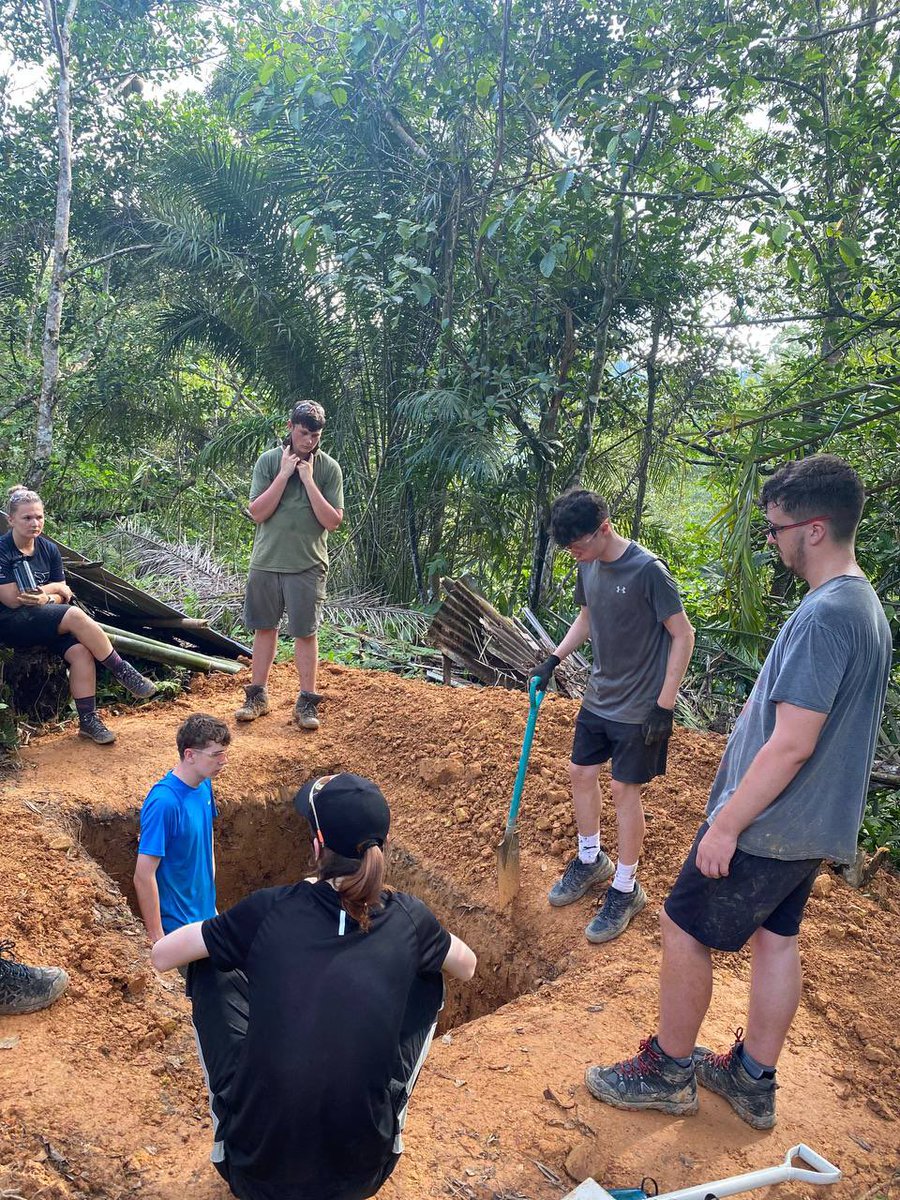 CampBorneo's tweet image. #TeamLunbawang digging, mixing, grafting at Camp Rumantai on a number of projects #CampsEffect #DoSomethingAmazing #CampsInt