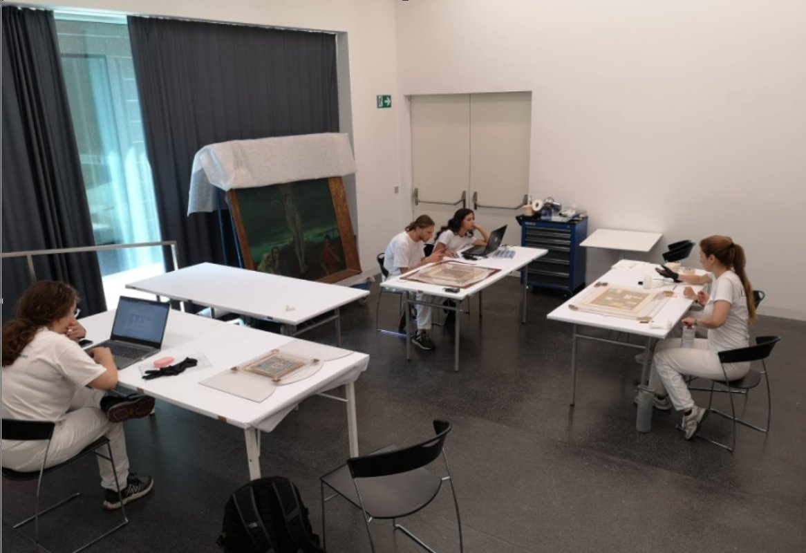 Cosa fare per disallestire una mostra? Cosa implica prendersi cura di una raccolta d'arte contemporanea? Le allieve e gli allievi della SAF si sono confrontati direttamente con questi temi  grazie alla preziosa collaborazione con il  Museion di Bolzano!  Ben fatto ragazzi!!👌