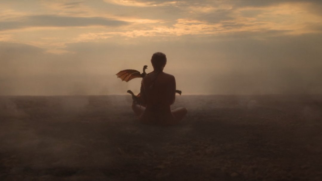 Daenerys nascida da tormenta da casa Targaryen, primeira de seu nome, a princesa que foi prometida, rainha dos ândalos, dos roinares e dos primeiros homens, rainha de Mereen, a não queimada, quebradora de correntes, mãe de dragões, herdeira do trono de ferro e protetora do reino.