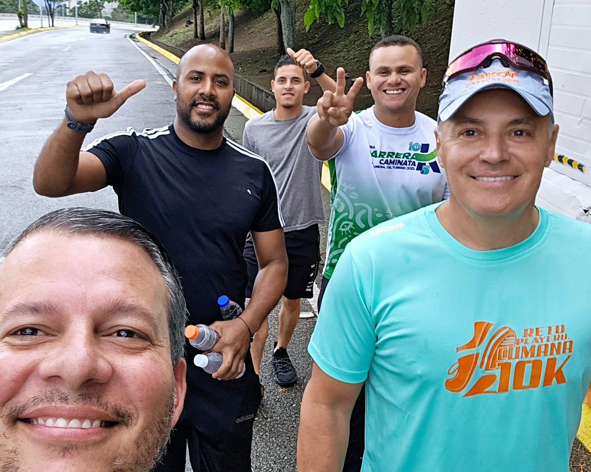 victorcrepano's tweet photo. Tarde del Domingo subiendo el imponente Warairarepano junto a nuestro Ministro de Turismo @AliErnesto32
Primera vez que subía el cerro.

🏃‍♂️🏃‍♂️🏃‍♂️🥵
#Caracas #Waraira #Cortafuego #Torre #Sendero 
#Montaña https://t.co/loScZ3naCe
