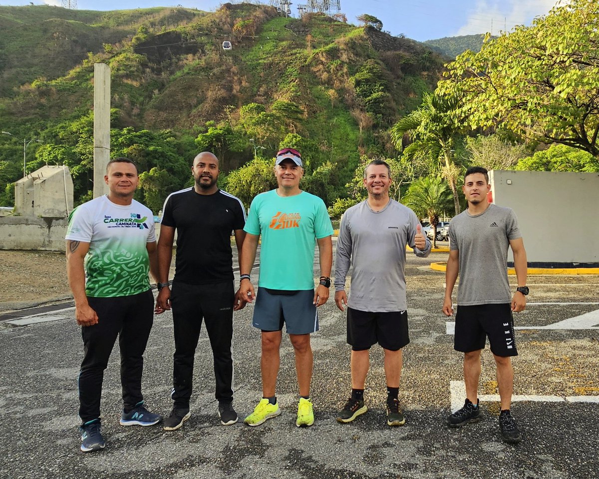Tarde del Domingo subiendo el imponente Warairarepano junto a nuestro Ministro de Turismo <a href="/AliErnesto32/">Alí Ernesto Padrón Paredes</a>
Primera vez que subía el cerro.

🏃‍♂️🏃‍♂️🏃‍♂️🥵
#Caracas #Waraira #Cortafuego #Torre #Sendero 
#Montaña