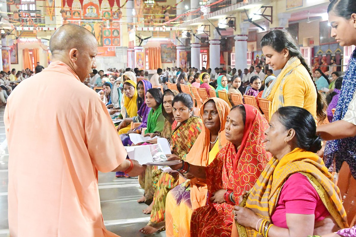 myogioffice's tweet photo. लोक-कल्याण के लिए समर्पित मुख्यमंत्री श्री @myogiadityanath जी महाराज ने आज @GorakhnathMndr परिसर में 'जनता दर्शन' में आए लोगों की समस्याएं सुनीं।

महाराज जी ने संबंधित अधिकारियों को प्राथमिकता के साथ जनसमस्याओं के निराकरण के निर्देश दिए हैं।

प्रदेश के हर नागरिक की सेवा एवं उनकी सुरक्षा महाराज जी की शीर्ष प्राथमिकता है।