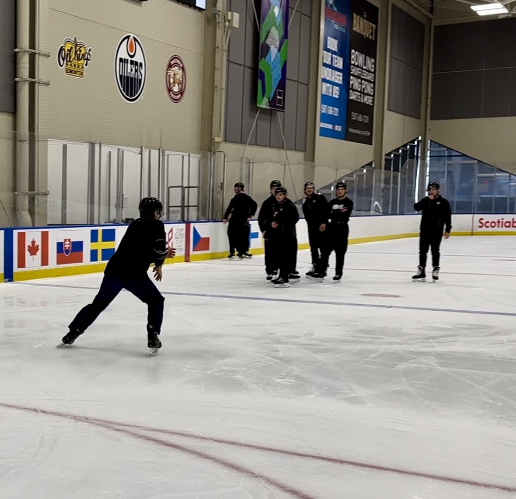 DHanoomansingh's tweet image. After 3 days of camp, our OPOE officials are ready for the Hlinka-Gretzky Cup! Thank you to @ForceOfficials for outfitting our team.

Après 3 jours de camp, nos officiels du PEO sont prêts pour la Coupe Hlinka-Gretzky! Merci á FORCE d’avoir équipé nos officiels.