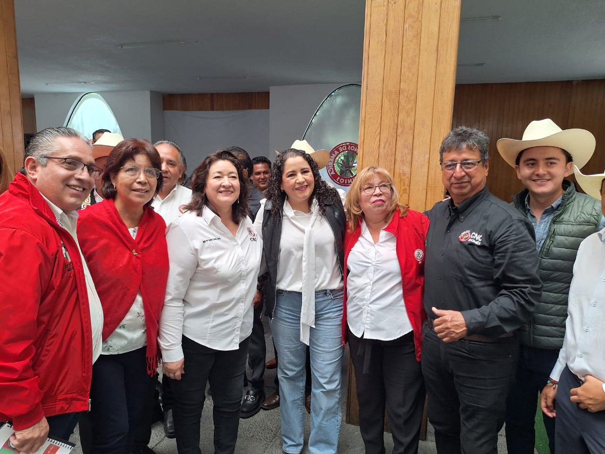 Nuestra líder <a href="/LetyBarreraM/">Leticia Barrera</a> inauguró los trabajos del Congreso Estatal de la <a href="/CNCEdodeMex/">CNC Estado De México</a> que encabeza <a href="/CarmenCarrenoG/">Maria del Carmen Carreño</a>. Congreso que contó con la presencia de Arturo Montiel Rojas, exgobernador del estado y el maestro Enrique Martínez, secretario de elecciones del <a href="/PRI_EDOMEX/">PRI Estado de México</a>.
