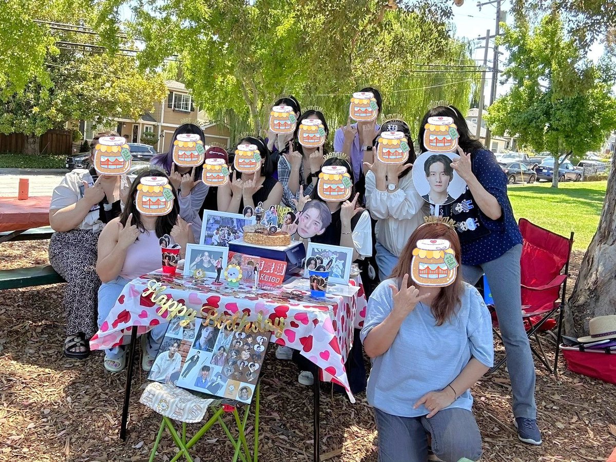GraciePpan's tweet photo. Since we're on the theme of 'friends', the @BayAreaJAMKai went on a JO1-themed picnic yesterday to celebrate Keigo's birthday and have our own 'JAM感謝祭' 🥹🩷
Thank you for always making me happy! I love you guys!
#JO1 #BayAreaJAM会 #BayAreaJAM #ベイエリアJAM会 #海外JAM https://t.co/j3F9HEGrPT