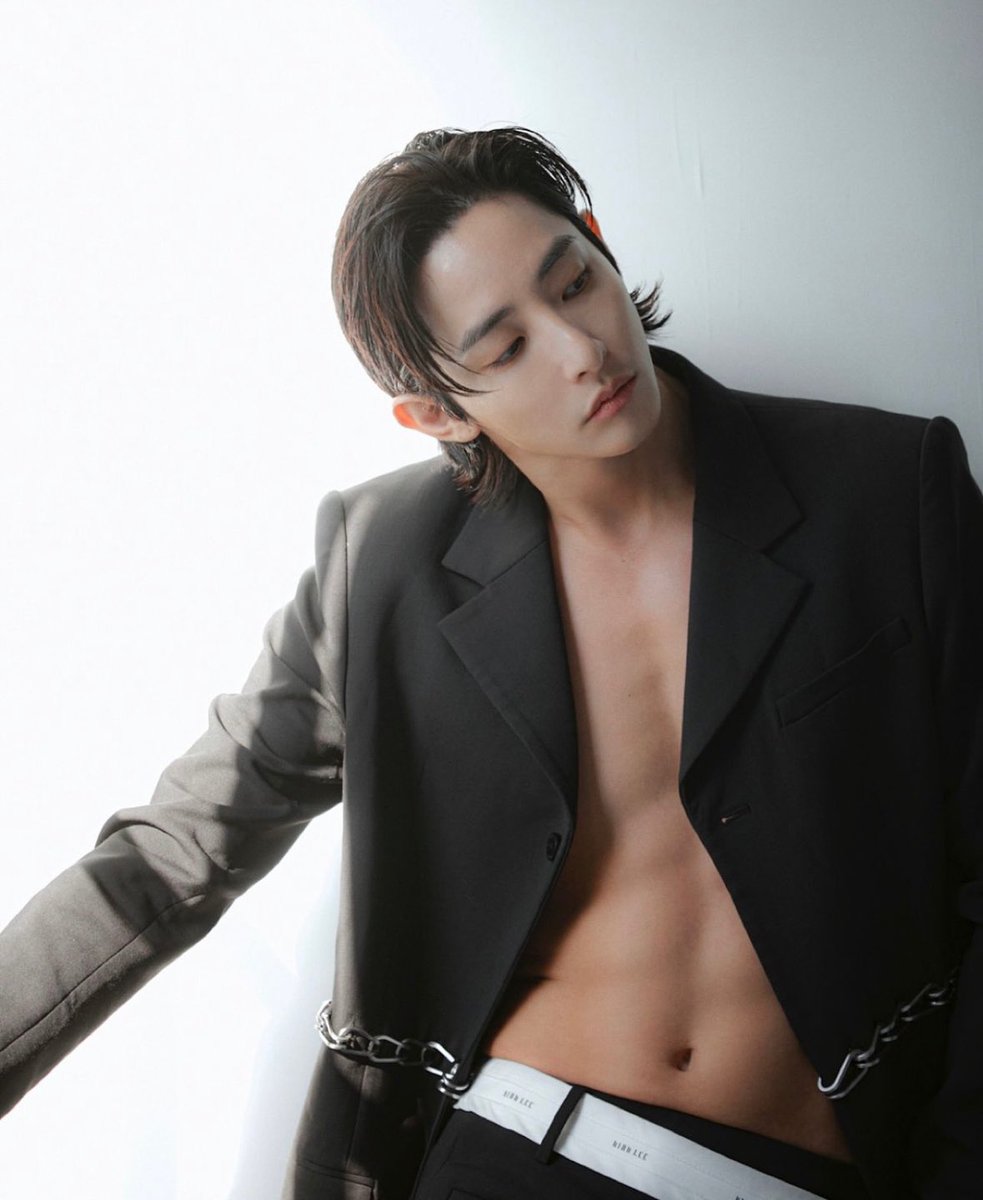 Actzoon's tweet photo. Lee Soohyuk 🥵🫣 https://t.co/AdU7XgnXQe