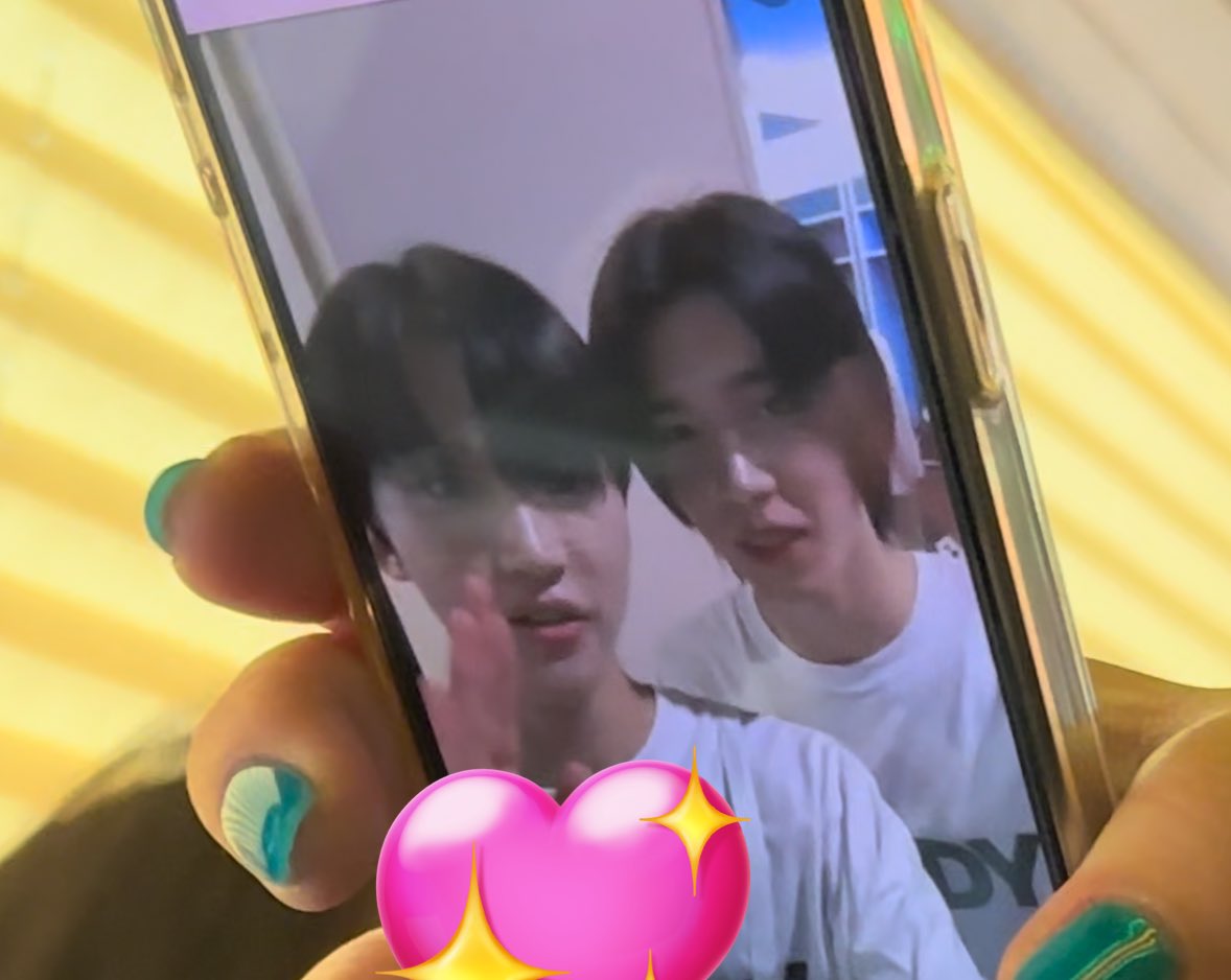 루네이트 아육대 역조공 1위 하셧어요｡｡｡
원래 같이 밥 먹기루 햇는데 방송국에서 막아서 버스에서 영통하기ㅋㅅㅋ