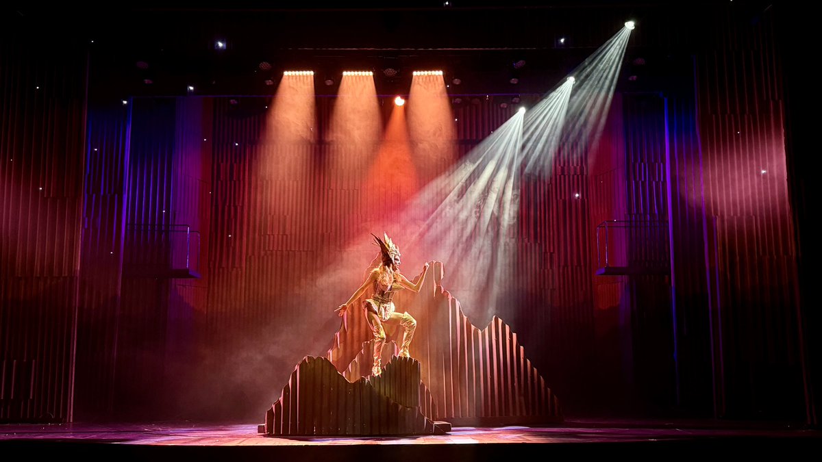 Fillipocran's tweet photo. Mi gente de ex-Twitter, pues les comparto que hice el diseño de iluminación para el musical #Priscilla y que me siento muy orgulloso del resultado, detrás de todo hay mucha gente que no cabe en los arrobas, pero que forman parte del todo en esta imagen. https://t.co/UYDWfaJ266