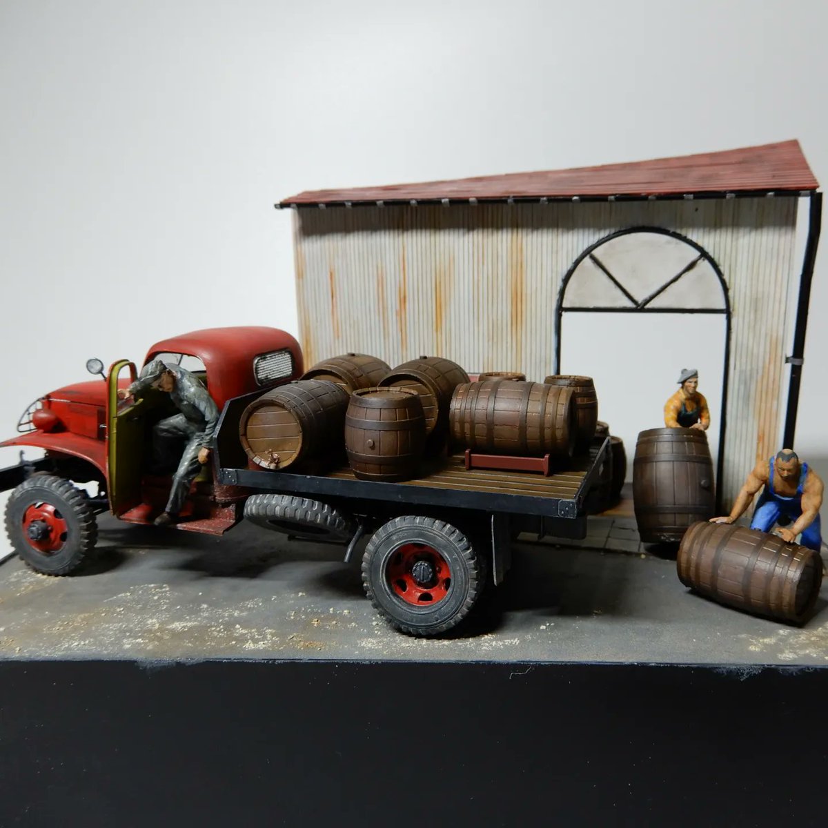 shiromasu's tweet image. 1/35scale MINIART
US 1,5t 4x4 G506 FLATBED TRUCK
MEN WITH WOODEN BARREL

アシカイクルカーモデルコンペの作品完成しました。
トラックに樽を積み込むための作業をしている雰囲気が出てるでしょうか。
運転手のポーズを変更したくらいであとはキットのまま。
後ろの倉庫はプラ板。
#miniartmodels