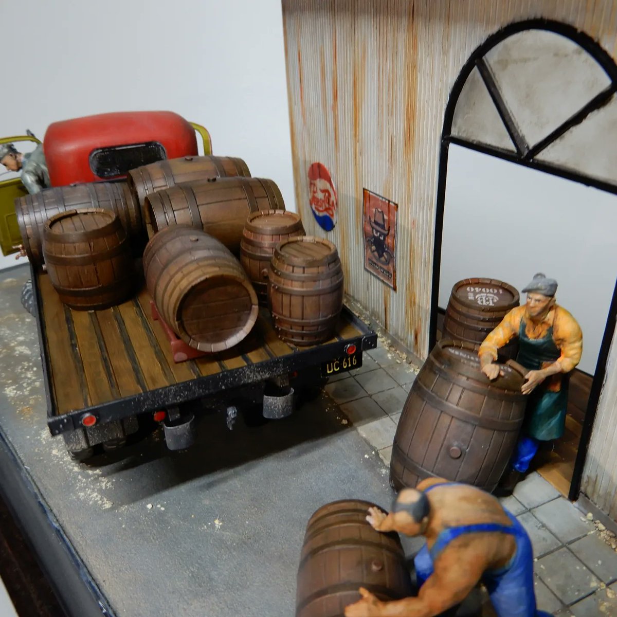 shiromasu's tweet image. 1/35scale MINIART
US 1,5t 4x4 G506 FLATBED TRUCK
MEN WITH WOODEN BARREL

アシカイクルカーモデルコンペの作品完成しました。
トラックに樽を積み込むための作業をしている雰囲気が出てるでしょうか。
運転手のポーズを変更したくらいであとはキットのまま。
後ろの倉庫はプラ板。
#miniartmodels