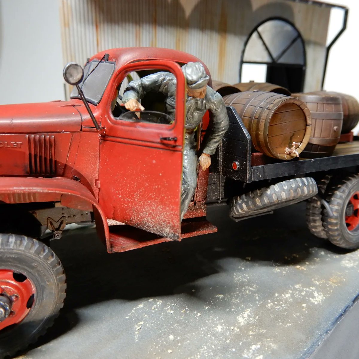 shiromasu's tweet image. 1/35scale MINIART
US 1,5t 4x4 G506 FLATBED TRUCK
MEN WITH WOODEN BARREL

アシカイクルカーモデルコンペの作品完成しました。
トラックに樽を積み込むための作業をしている雰囲気が出てるでしょうか。
運転手のポーズを変更したくらいであとはキットのまま。
後ろの倉庫はプラ板。
#miniartmodels