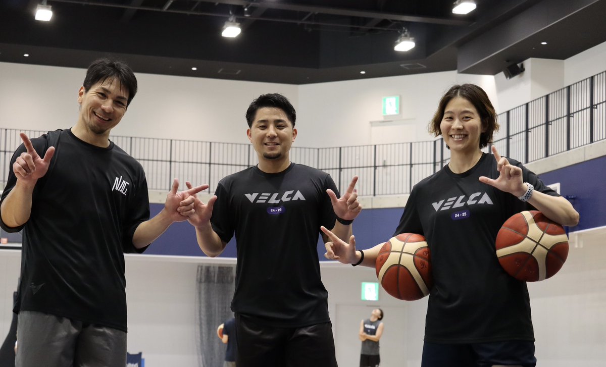 新クラブハウスへのお引っ越しも完了し、ワークアウトが再始動⛹️‍♂️
#狩俣昌也 選手が幸地アシスタントコーチへヴェルカポーズをレクチャーしてくれました😎

#velca #長崎ヴェルカ