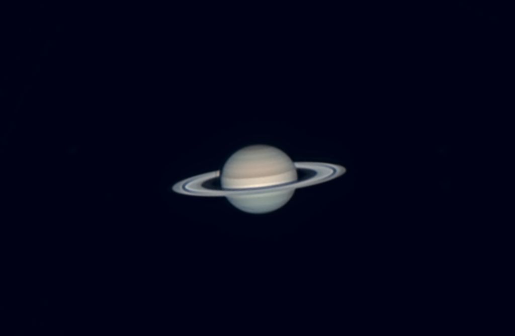 uva_api's tweet image. Vrijdag 16-8 kun je #Saturnus 🪐 en de maan komen bekijken in onze sterrenkoepels in #Amsterdam. Gratis! V.a. 21:00 start ieder uur een rondleiding met sterrenkijken als het helder is. Bij slecht weer laten we eerder gemaakt werk zien. Kaartjes v.a. 5-8 op api.uva.nl/nl/publieksact…