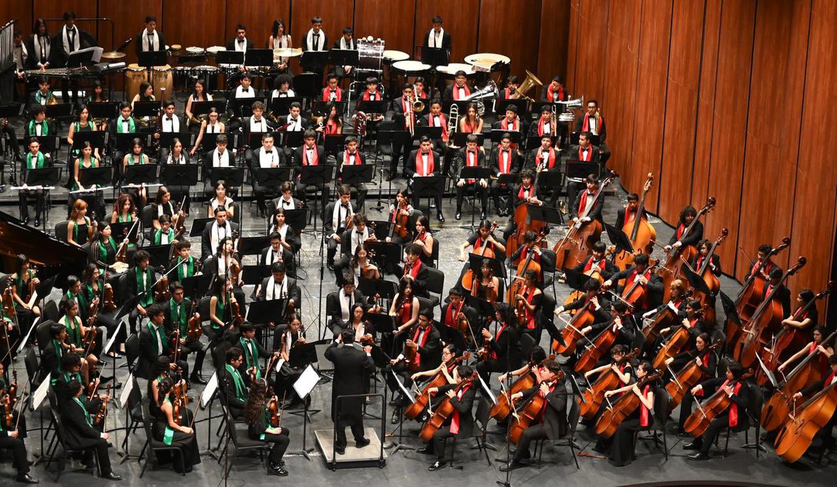 bellasartesinba's tweet image. Esta tarde, la Orquesta Sinfónica Infantil de México (#OSIM), bajo la dirección del maestro Roberto Renteria Yrene, concluyó su gira número 32 en la Sala Principal del @PalacioOficial. Después de presentarse en los estados de Guanajauto, Aguscalientes, Michoacán y Estado de…