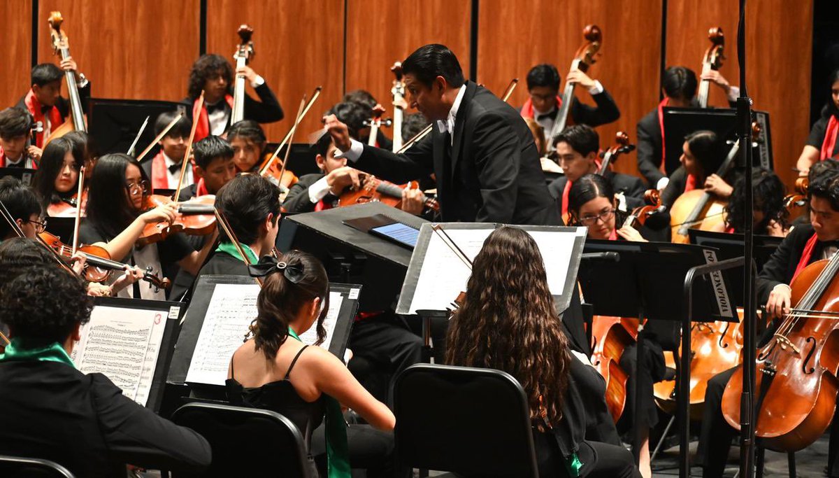 bellasartesinba's tweet image. Esta tarde, la Orquesta Sinfónica Infantil de México (#OSIM), bajo la dirección del maestro Roberto Renteria Yrene, concluyó su gira número 32 en la Sala Principal del @PalacioOficial. Después de presentarse en los estados de Guanajauto, Aguscalientes, Michoacán y Estado de…