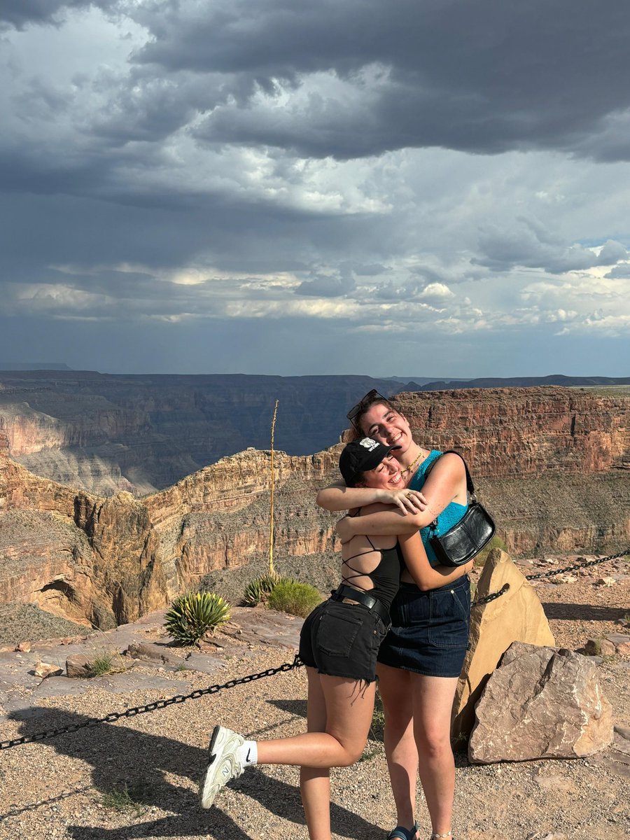 leihitah's tweet photo. Se puede ser feliz, pero, ¿tan feliz? 🥲❤️ https://t.co/yibmKwRFLz