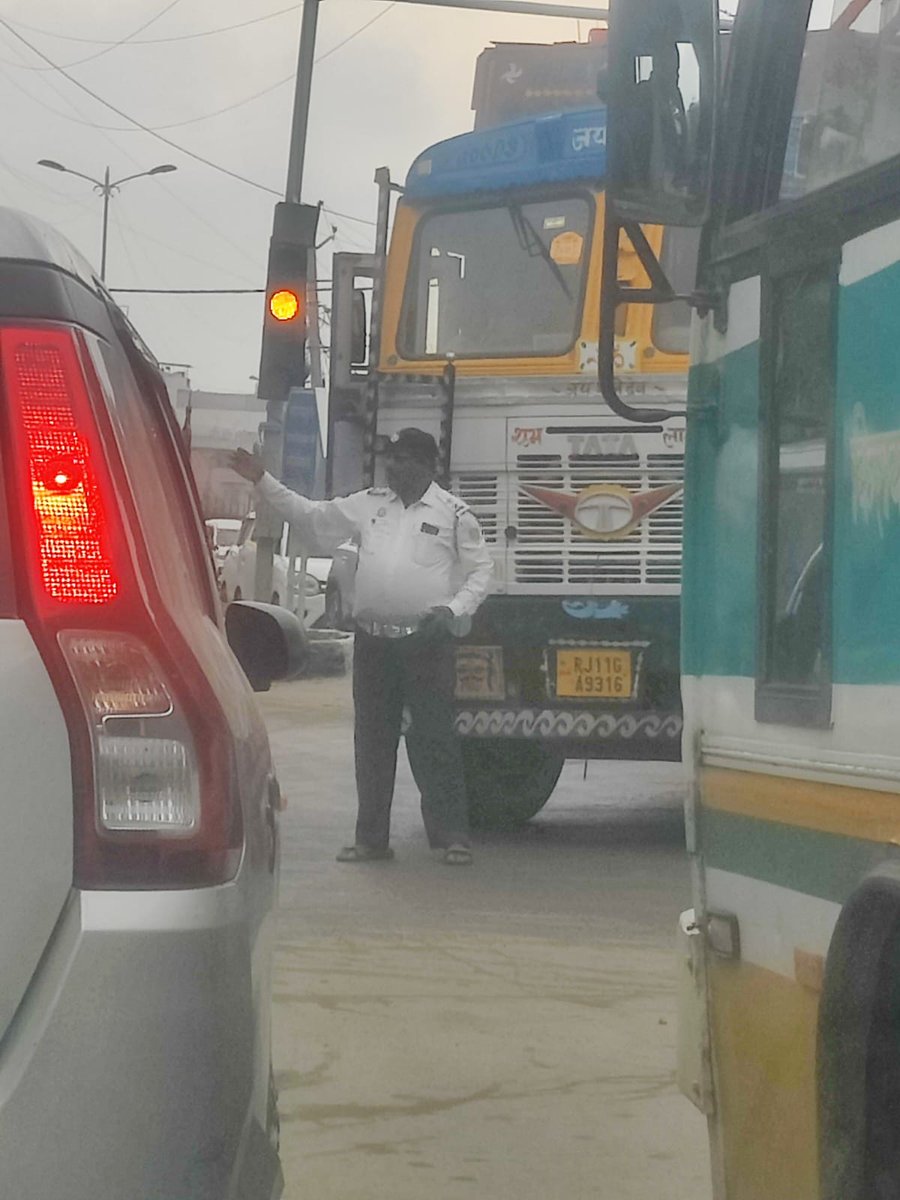 Paramjit_Kitna's tweet photo. There is chaos/jams every day at E-1/E-2, Vasant Kunj traffic light. One solution is to construct a slip road from CNG side towards E-1/E-2, for the traffic coming from Chhatarpur.

Request of 2000 families of @dda_vk pending with @dcptsr @dtptraffic. @AmitShah @LtGovDelhi help https://t.co/tGWX6FUtkx