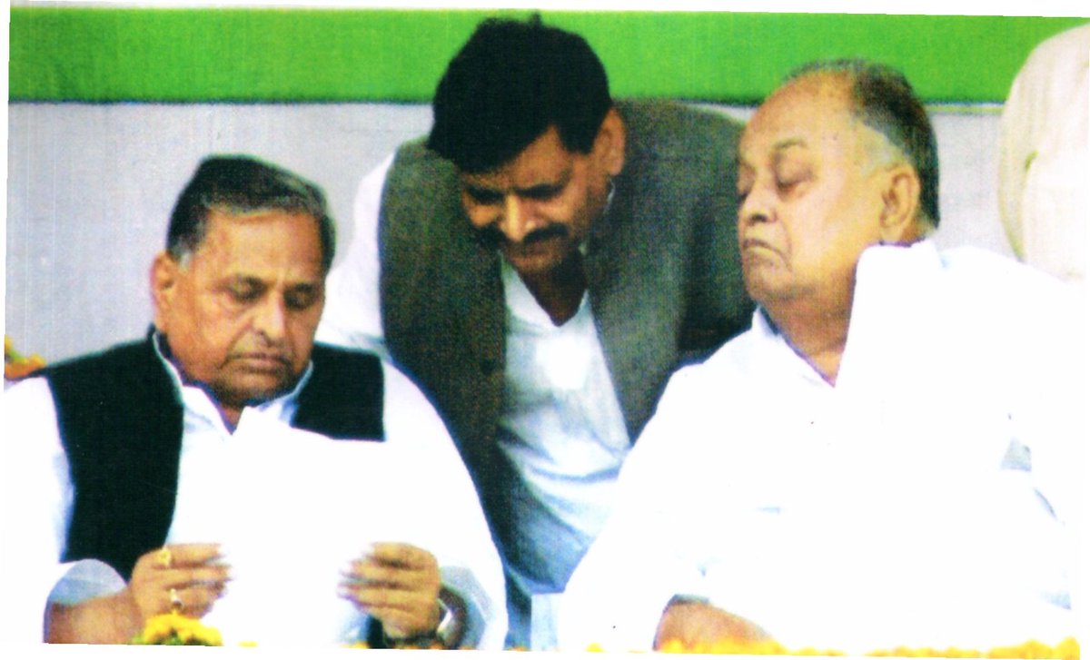 shivpalsinghyad's tweet photo. गरीब, वंचित व जनपक्ष के अप्रतिम प्रवक्ता जनेश्वर मिश्र ने समाजवादी दर्शन को आम लोगों तक पहुंचाया।
वह किसी भी प्रकार के भेदभाव व मानवीय शोषण के खिलाफ थे। 
‘छोटे लोहिया’ जनेश्वर मिश्र जी की जयंती पर कोटिशः नमन। https://t.co/9u6z8RJLJM