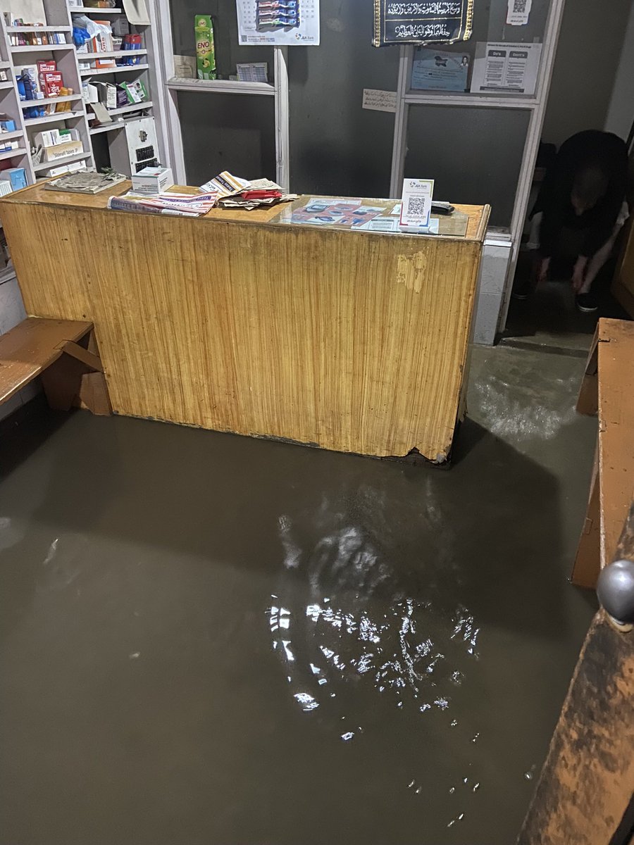 waqarbaba71's tweet image. Dear @SMC_Srinagar , @SMC_24x7 , @drdarakhshan 
We shopkeepers face severe waterlogging after every brief spell of rain. This recurring issue needs urgent attention and resolution. 
#Srinagar #Waterlogging #RainProblems
