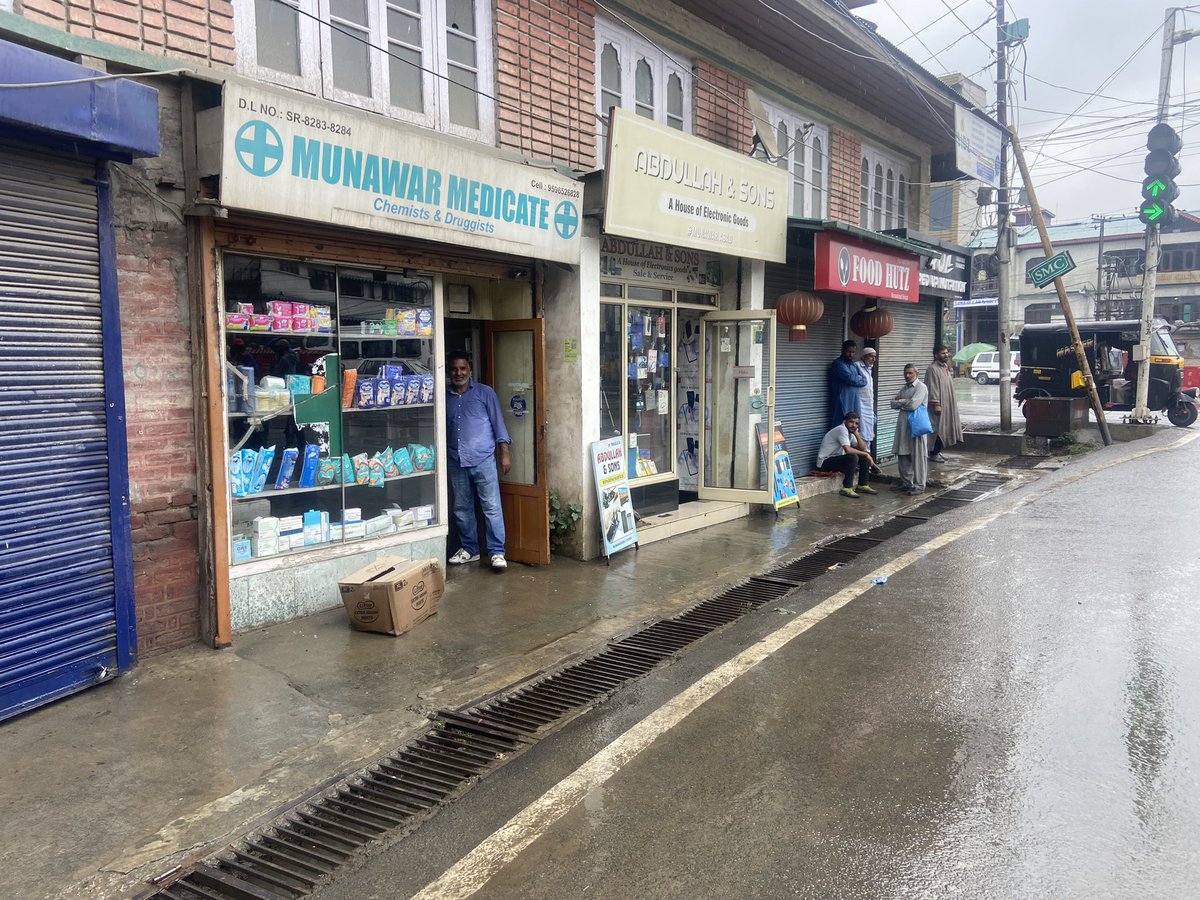 waqarbaba71's tweet image. Dear @SMC_Srinagar , @SMC_24x7 , @drdarakhshan 
We shopkeepers face severe waterlogging after every brief spell of rain. This recurring issue needs urgent attention and resolution. 
#Srinagar #Waterlogging #RainProblems